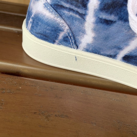 Sugar Festival Tie Dye Lace-Up Sneakers Blue Size 8 NWOT In Box - Picture 3 of 12